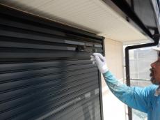 シャッターBOX塗装中06.jpg