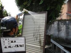 1.雨戸　水洗い中01.JPG