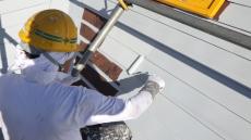 3.山田邸 (屋根面錆止め塗装施工中)08.JPG