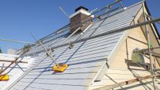 7.山田邸 (屋根面中塗り塗装中)15.JPG