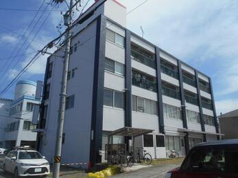 鉄部のサビや外壁のクラック、浮きが気になる